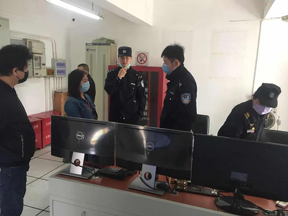 w民警在相關(guān)社區(qū)開(kāi)展工作1.jpg