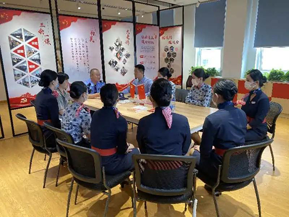 w社區(qū)民警召開(kāi)警情通報(bào)會(huì)，聽(tīng)取群眾意見(jiàn)2.jpg
