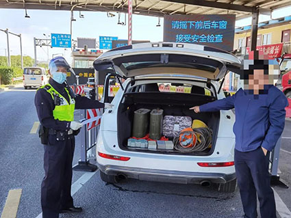 寶山分局民警查獲非法運輸汽油人員。w.jpg