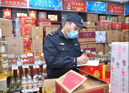 治安總隊民警檢查寄遞業消防。w.jpg