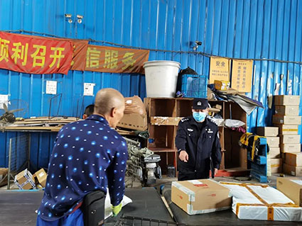 寶山分局民警對淞寶地區快遞分揀中心開展安全檢查。w.jpg