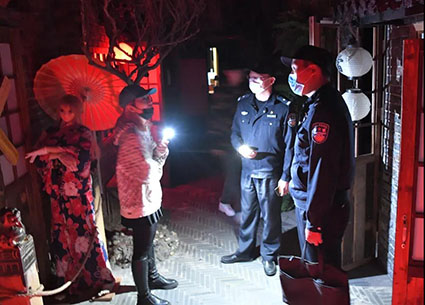 治安總隊民警對密室逃脫場所開展消防、治安檢查。w.jpg